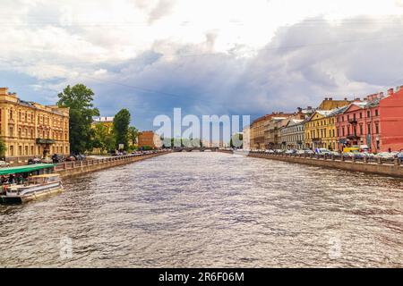 Ufer des Flusses Fontanka in St. Petersburg. St. Petersburg, Russland - 14. Juli 2022. Stockfoto