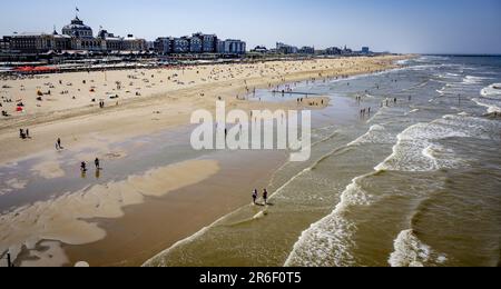 SCHEVENINGEN - Strandliebhaber genießen das schöne Wetter am Strand von Scheveningen. ANP ROBIN UTRECHT niederlande raus - belgien raus Stockfoto