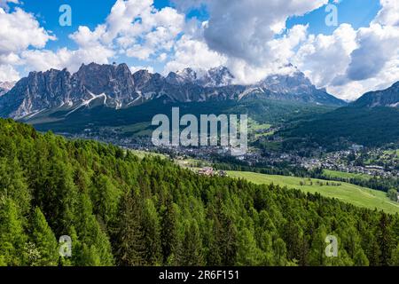 Landschaft des Dorfes Cortina D'Ampezzo in den dolomiten Stockfoto
