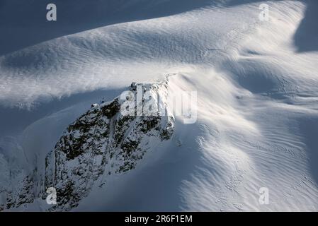 Blick aus der Vogelperspektive auf den Tasman-Gletscher mit der Tasman Saddle Hut auf einem Schaukelsitz in Mt. Cook-Nationalpark, Neuseeland. Stockfoto