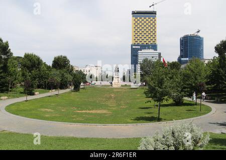 Der Skanderbeg-Platz (Albanisch: Sheshi Skënderbej) ist der hauptplatz im Zentrum von Tirana, Albanien. Der Platz ist nach dem albanischen Nationalhelden Gjergj Kastrioti Skënderbeu benannt. Die Gesamtfläche beträgt etwa 40.000 Quadratmeter. Das Skanderbeg Monument dominiert den Platz. Der Stadtplan für Tirana wurde ursprünglich von Armando Brasini im Jahr 1925 entworfen und von Florestano Di Fausto in einem Neorenaissance-Stil mit artikulierten Winkellösungen und Faschien großer Ordnung fortgesetzt. Nach der italienischen Invasion Albaniens wurde der Masterplan 1939 von Gherardo Bosio aktualisiert. Stockfoto