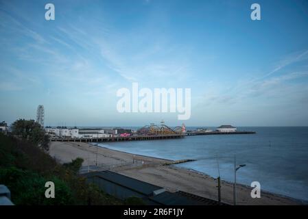 Clacton-on-Sea Pier mit blauem Himmel am Meer Stockfoto