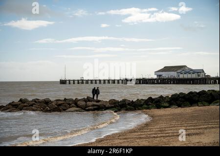 Clactonton-on-Sea Pier in der Ferne am Strand entlang Stockfoto