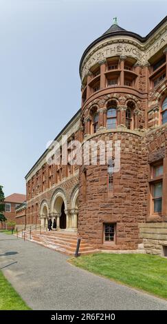 Henry H. Richardson entwarf die Austin Hall 1881 der Harvard Law School. Das Klassenzimmer-Gebäude ist natürlich im römischen Stil von Richardsonian gestaltet. Stockfoto