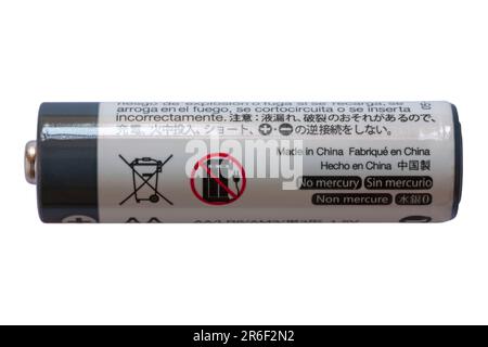 Amazon Basics AA-Batterie hergestellt in China. Informationen zeigen kein Quecksilber, nicht wiederaufladbar und nicht in isolierten Abfallbehältern auf weißem Hintergrund entsorgen Stockfoto