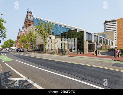 Gund Hall, das Hauptgebäude der Harvard Graduate School of Design, wurde von einem der Absolventen der Schule, John Andrews, entworfen. Stockfoto