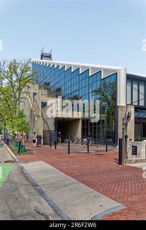 Gund Hall, das Hauptgebäude der Harvard Graduate School of Design, wurde von einem der Absolventen der Schule, John Andrews, entworfen. Stockfoto