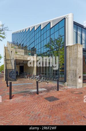 Gund Hall, das Hauptgebäude der Harvard Graduate School of Design, wurde von einem der Absolventen der Schule, John Andrews, entworfen. Stockfoto