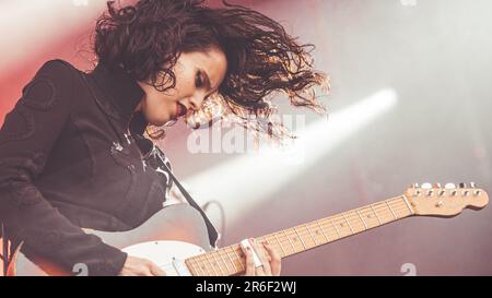 Am 21. Juli 2019 gab Anna Calvi eine Aufführung beim Blue Dot Festival in Jodrell Bank, Cheshire, Großbritannien. Stockfoto