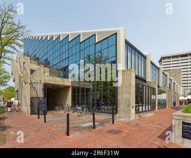 Gund Hall, das Hauptgebäude der Harvard Graduate School of Design, wurde von einem der Absolventen der Schule, John Andrews, entworfen. Stockfoto