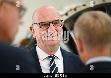 Blankenfelde Mahlow, Deutschland. 09. Juni 2023. Dietmar Woidke (SPD), Ministerpräsident Brandenburgs, feiert den 30. Jahrestag von Rolls Royce am Standort Dahlewitz. Kredit: Jessica Lichetzki/dpa/Alamy Live News Stockfoto