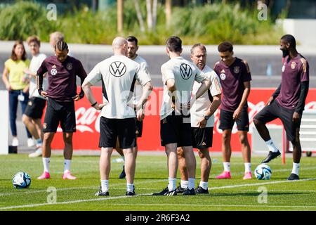 09. Juni 2023, Hessen, Frankfurt/Main: Fußball: Nationalmannschaft, Deutschland vor dem internationalen Spiel gegen die Ukraine, Training (DFB-Campus): Nationaltrainer Hansi Flick (3. von rechts) steht mit dem Team und dem Coaching-Personal auf dem Trainingsplatz. Foto: Uwe Anspach/dpa Stockfoto