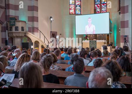 09. Juni 2023, Bayern, Fürth: Besucher und Teilnehmer während des von KI geschaffenen Gottesdienstes. In St. Paul Church, ein Service, der vom künstlichen Intelligenz (KI) Chat GPT geschaffen wurde, der zuvor aufgezeichnet wurde, wird durchgeführt. Foto: Daniel Vogl/dpa/Alamy Live News Stockfoto