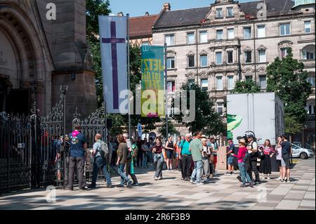 09. Juni 2023, Bayern, Fürth: Die Menschen gehen nach St. Paul Church, um an dem Service teilzunehmen, der von einer künstlichen Intelligenz geschaffen wurde. Ein aufgezeichneter Gottesdienst, der von der Chat-GPT-KI (künstliche Intelligenz) geschaffen wurde, wird in St. Paul Church. Foto: Daniel Vogl/dpa/Alamy Live News Stockfoto