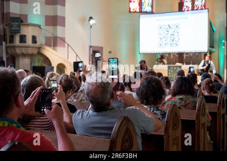 09. Juni 2023, Bayern, Fürth: Besucher von St. Paul Church kann einen QR-Code verwenden, um ihre Erwartungen und Erfahrungen vor und nach dem AI-Service auf eine Website zu schreiben. Ein vorab aufgezeichneter Service, der vom KI-Chat-GPT (Artificial Intelligence) erstellt wurde, wird in St. Paul Church. Foto: Daniel Vogl/dpa/Alamy Live News Stockfoto