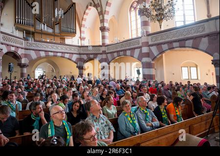 09. Juni 2023, Bayern, Fürth: Besucher und Besucher in St. Paul Church kurz vor dem Start des AI-Service. Ein vorab aufgezeichneter Service, der vom KI-Chat-GPT (Artificial Intelligence) erstellt wurde, wird in St. Paul Church. Foto: Daniel Vogl/dpa/Alamy Live News Stockfoto