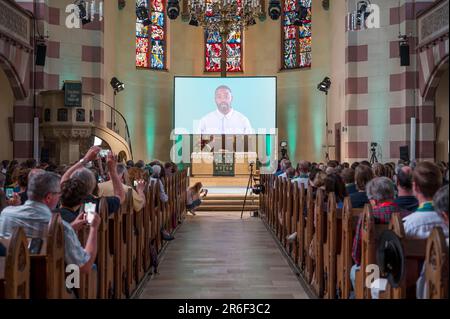 09. Juni 2023, Bayern, Fürth: Besucher und Teilnehmer während des von KI geschaffenen Gottesdienstes. In St. Paul Church, ein Service, der vom künstlichen Intelligenz (KI) Chat GPT geschaffen wurde, der zuvor aufgezeichnet wurde, wird durchgeführt. Foto: Daniel Vogl/dpa/Alamy Live News Stockfoto