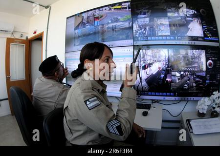 Jerônimo Rodrigues, Governador da Bahia, Aao salvador, bahia, brasilien - 29. Mai 2023: Militärpolizei arbeitet in einem Überwachungs- und Überwachungsraum für Überwachungskameras in der C. Stockfoto