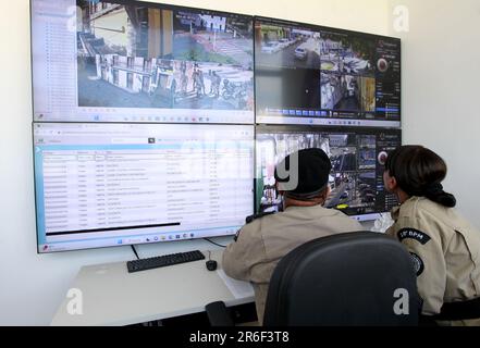 Jerônimo Rodrigues, Governador da Bahia, Aao salvador, bahia, brasilien - 29. Mai 2023: Militärpolizei arbeitet in einem Überwachungs- und Überwachungsraum für Überwachungskameras in der C. Stockfoto