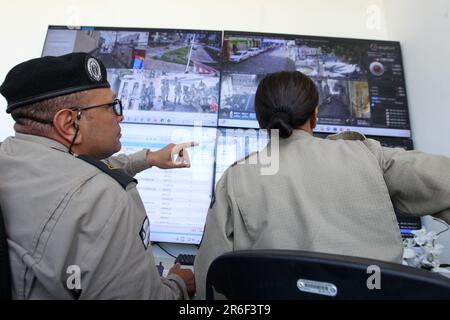 Jerônimo Rodrigues, Governador da Bahia, Aao salvador, bahia, brasilien - 29. Mai 2023: Militärpolizei arbeitet in einem Überwachungs- und Überwachungsraum für Überwachungskameras in der C. Stockfoto