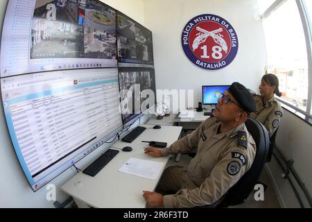 Jerônimo Rodrigues, Governador da Bahia, Aao salvador, bahia, brasilien - 29. Mai 2023: Militärpolizei arbeitet in einem Überwachungs- und Überwachungsraum für Überwachungskameras in der C. Stockfoto