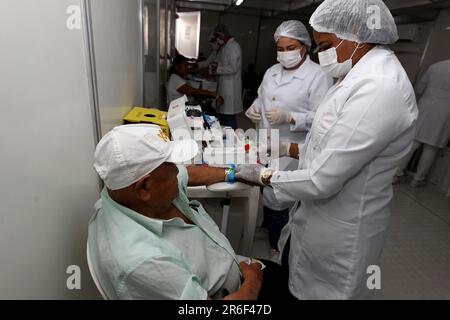 Itaberaba, bahia, brasilien - 3. juni 2023: Blutentnahmeverfahren zur Untersuchung in einem Labor in der Stadt Sitio do Mato. Stockfoto
