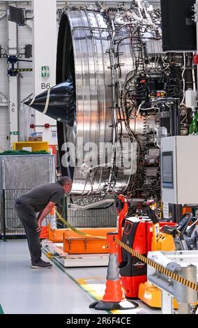 Blankenfelde Mahlow, Deutschland. 09. Juni 2023. Ein Motor für den Airbus A380 steht in einer Produktionshalle während des 30-jährigen Jubiläums von Rolls Royce am Standort Dahlewitz. Kredit: Jessica Lichetzki/dpa/Alamy Live News Stockfoto