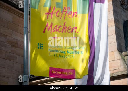 09. Juni 2023, Bayern, Fürth: Eine Flagge des Deutschen Evangelischen Kirchenkongresses hängt vor St. Paul Church. Ein zuvor aufgezeichneter Dienst, der von der Chat GPT-KI (künstliche Intelligenz) erstellt wird, wird in St. Paul Church. Foto: Daniel Vogl/dpa/Alamy Live News Stockfoto