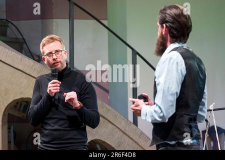 09. Juni 2023, Bayern, Fürth: Jonas Simmerlein (l), praktischer Theologe und KI-Künstler, beantwortet Fragen von Moderator Jürgen Pelzer (r), Diakoniekolleg Bayern zu seinem durch KI geschaffenen Service. In St. Paul Church, ein Dienst, der vom künstlichen Intelligenz (KI) Chat GPT geschaffen wurde, der zuvor aufgezeichnet wurde, wird durchgeführt. Foto: Daniel Vogl/dpa/Alamy Live News Stockfoto