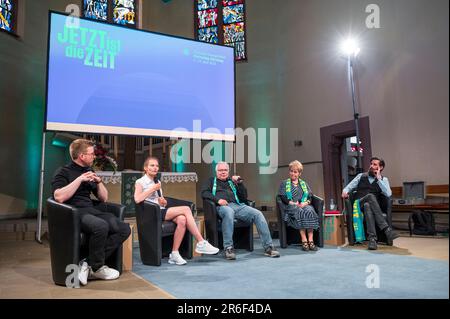 09. Juni 2023, Bayern, Fürth: Diskussionsrunde nach dem KI-Dienst. Jonas Simmerlein (l-r), Praktiker Theologe und KI-Künstlerin, Anna Puzio, Theologin und Anthropologe für Technologie, Ralf Peter Reimann, Kirchenrat und Internetvertreter EV. Kirche Rheinland, Melitta Müller-Hansen, Rundfunkvertreterin EV.-Luth. Kirche Bayern, Jürgen Pelzer, Theologe, Diakoniekolleg Bayern. In St. Paul Church, ein Service, der vom KI-Chat-GPT (künstliche Intelligenz) geschaffen wurde, der zuvor aufgezeichnet wurde, wird vorgestellt. Foto: Daniel Vogl/dpa/Alamy Live News Stockfoto