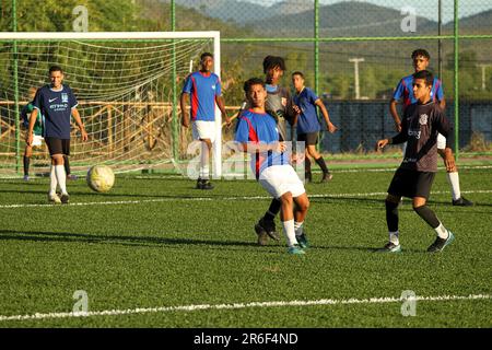 jequie, bahia, brasilien - 20. Mai 2023: Junge Menschen werden bei einem Fußballspiel auf einem Kunstrasen in der Stadt Jequie gesehen. Stockfoto