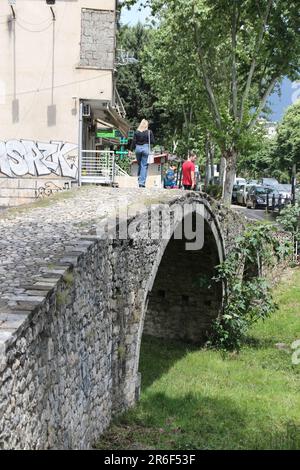 Die Tanners' Bridge ist eine Fußgängerbrücke aus der osmanischen Zeit des 18. Jahrhunderts in Tirana, Albanien. Die Brücke, die in der Nähe der Tanners' Moschee gebaut wurde, war einst Teil der St. George Road, die Tirana mit dem östlichen Hochland verband. Die Straße war die Route, über die Vieh und Produkte in die Stadt kamen. Die Brücke überquerte den Lanë-Bach in der Nähe des Gebiets, in dem sich Metzgereien und Lederarbeiter befanden. Die Brücke fiel in den 1930er Jahren außer Betrieb, als die Lanë umgeleitet wurde. In den 1990er Jahren wurde die Brücke für Fußgänger restauriert. Stockfoto