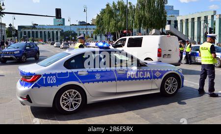 Warschau, Polen. 4. Juni 2023 Polnischer Polizeiwagen auf der Straße. Blick auf einen Polizeiwagen mit der Aufschrift "Policja". Polizeiwagen parkt auf dem Stree Stockfoto