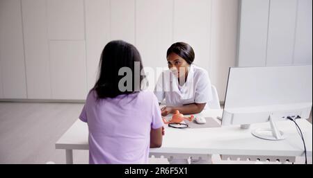 Weibliche Ärztin Erklärt Ultraschall-Scan Der Frau Im Krankenhaus Stockfoto