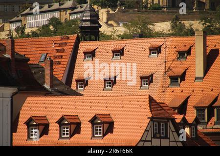 Ein Blick aus der Vogelperspektive auf ein Stadtbild mit einer Gruppe mehrstöckiger Gebäude, eingebettet an einem Hügel Stockfoto