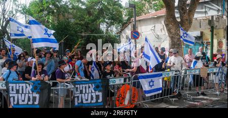 TEL AVIV, ISRAEL - 06. Juni 2023: Woche 23 des Protests. Regierungsfeindliche Demonstranten halten israelische Flaggen, wenn sie während einer Demonstration gegen mich marschieren Stockfoto