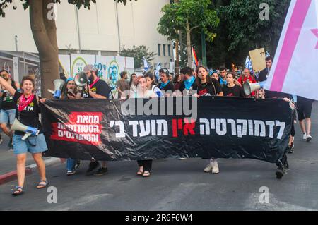 TEL AVIV, ISRAEL - 06. Juni 2023: Woche 23 des Protests. Regierungsfeindliche Demonstranten halten israelische Flaggen, wenn sie während einer Demonstration gegen mich marschieren Stockfoto