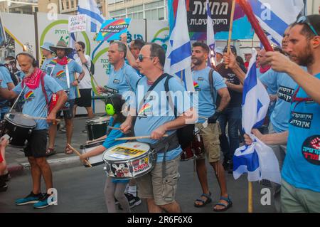 TEL AVIV, ISRAEL - 06. Juni 2023: Woche 23 des Protests. Regierungsfeindliche Demonstranten halten israelische Flaggen, wenn sie während einer Demonstration gegen mich marschieren Stockfoto