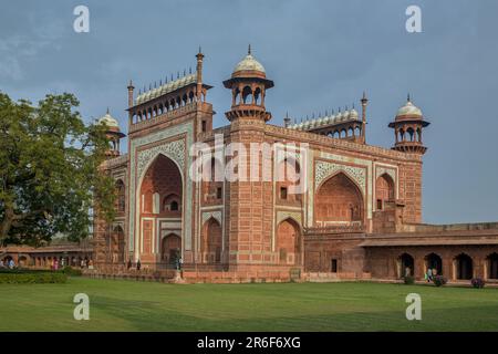 03 09 2007 Fatehpur Sikri Buland Darwaza ist eine klassische rote Sandsteinarchitektur des mittelalterlichen Indiens Uttar Pradesh India. Asien. Stockfoto