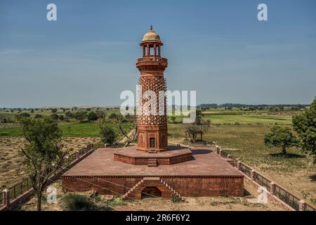 03 09 2007 Vintage Hiran Minar, Fatehpur Sikri eine klassische rote Sandsteinarchitektur des mittelalterlichen Indiens Uttar Pradesh India Asien. Stockfoto