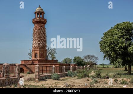 03 09 2007 Vintage Hiran Minar, Fatehpur Sikri eine klassische rote Sandsteinarchitektur des mittelalterlichen Indiens Uttar Pradesh India Asien. Stockfoto