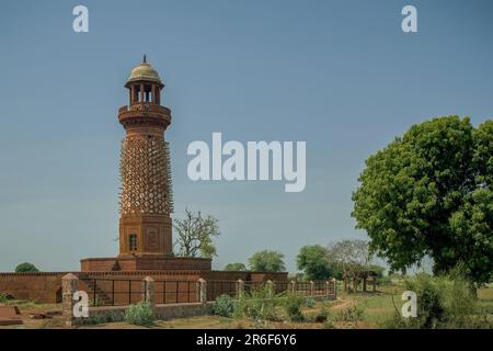 03 09 2007 Vintage Hiran Minar, Fatehpur Sikri eine klassische rote Sandsteinarchitektur des mittelalterlichen Indiens Uttar Pradesh India Asien. Stockfoto