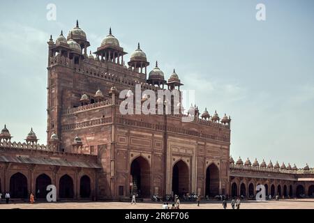 03 09 2007 Fatehpur Sikri Buland Darwaza ist eine klassische rote Sandsteinarchitektur des mittelalterlichen Indiens Uttar Pradesh India. Asien. Stockfoto