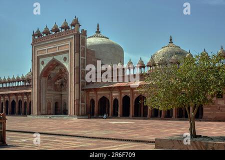 03 09 2007 Fatehpur Sikri Buland Darwaza ist eine klassische rote Sandsteinarchitektur des mittelalterlichen Indiens Uttar Pradesh India. Asien. Stockfoto