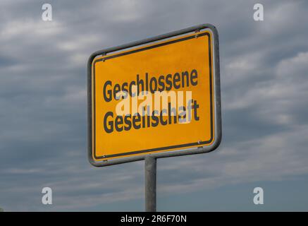 Schild mit dem deutschen Ausdruck "geschlossene Gesellschaft". Stockfoto