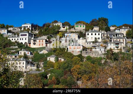 Herbstlandschaft mit Steinhäusern traditioneller Architektur im Dorf Vitsa in Zagori von Epirus, Griechenland Stockfoto