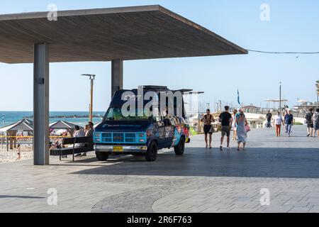 Mobiles Touristeninformationszentrum, betrieben von der Stadt Tel Aviv und dem israelischen Tourismusministerium. Fotografierte den Tel Aviv Beachfront Prom Stockfoto