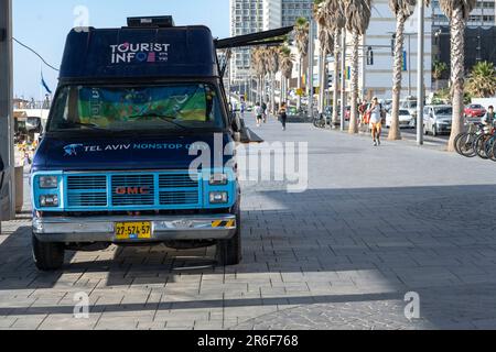 Mobiles Touristeninformationszentrum, betrieben von der Stadt Tel Aviv und dem israelischen Tourismusministerium. Fotografierte den Tel Aviv Beachfront Prom Stockfoto