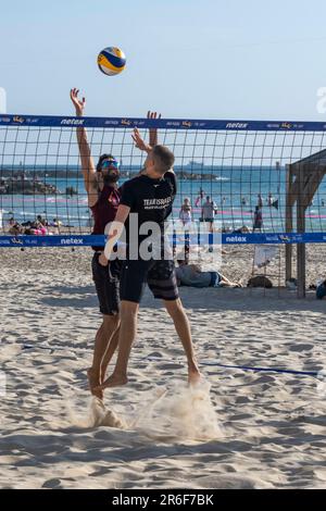 Junge, einheimische Männer und Frauen spielen Beach-Volley am Gordon Beach, Tel Aviv, Israel Stockfoto