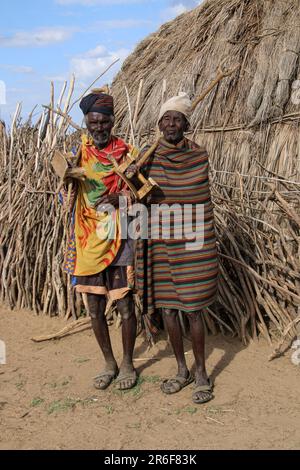 Mitglieder des Arbore-Stammes, die im Omo-Tal, Äthiopien, Stockfoto